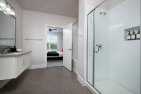 2BD Modern Escape with Pool Near Riverwalk